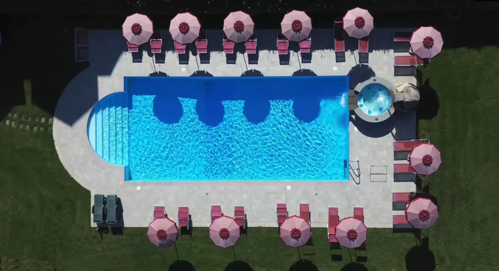 Piscina del Park Hotel La Pineta Piscina esterna del Park Hotel La Pineta a Mulazzo